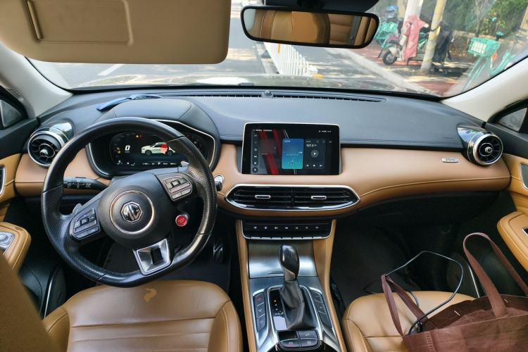 Used MG HS 2018 30T Automatic Two-Wheel Drive Trophy Edition—High-Octane V-Model Center Console