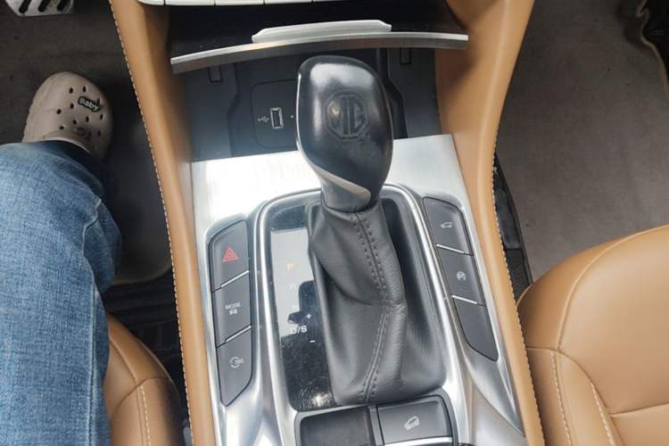 Used MG HS 2018 30T Automatic Two-Wheel Drive Trophy Edition—High-Octane V-Model Gear Lever