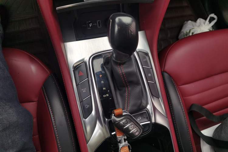 Used MG HS 2018 30T Automatic Two-Wheel Drive Trophy Edition—High-Octane V-Model Gear Lever