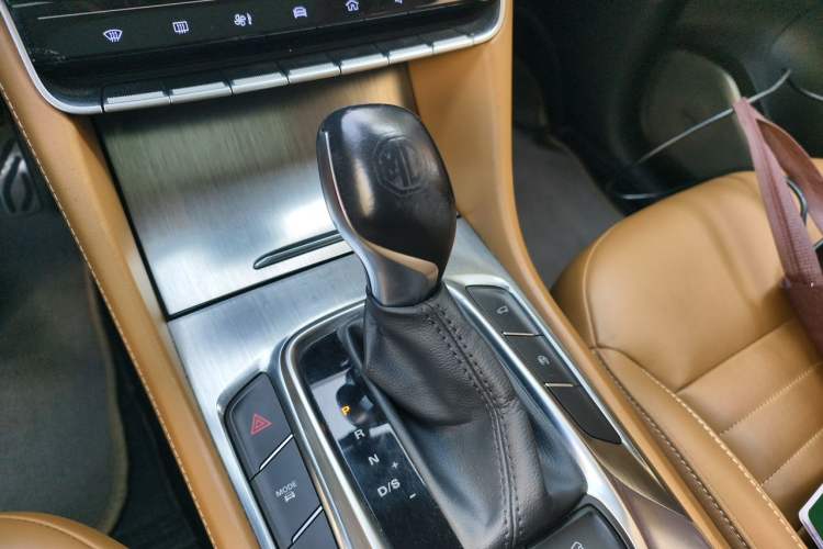 Used MG HS 2018 30T Automatic Two-Wheel Drive Trophy Edition—High-Octane V-Model Gear Lever