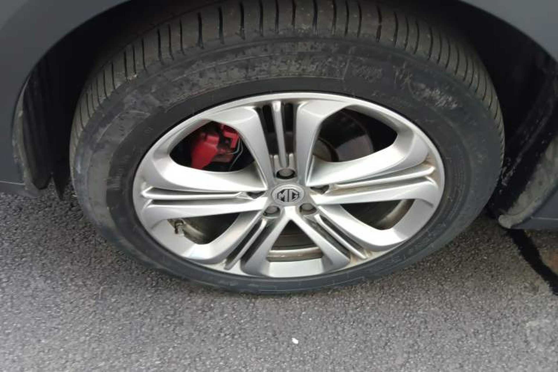 Used MG HS 2018 30T Automatic Two-Wheel Drive Trophy Edition—High-Octane V-Model Left Front Wheel Hub