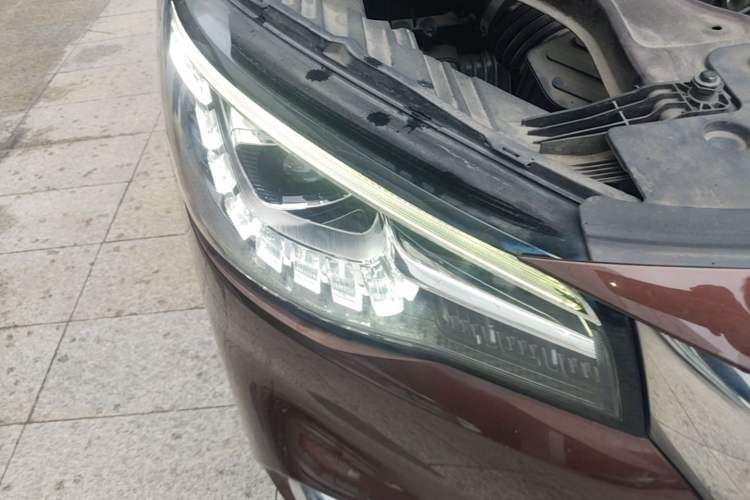 Used MG HS 2018 30T Automatic Two-Wheel Drive Trophy Edition—High-Octane V-Model Right Front Headlight