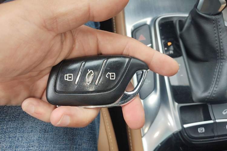 Used MG HS 2018 30T Automatic Two-Wheel Drive Trophy Edition—High-Octane V-Model Vehicle Key