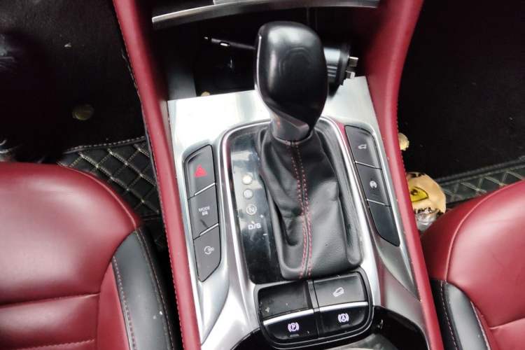 Used MG HS 2018 30T Automatic Two-Wheel Drive Trophy Edition—High-Octane V-Model Gear Lever