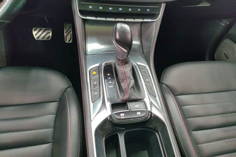 Used MG HS 2018 30T Automatic Two-Wheel Drive Trophy Edition—High-Octane V-Model Gear Lever