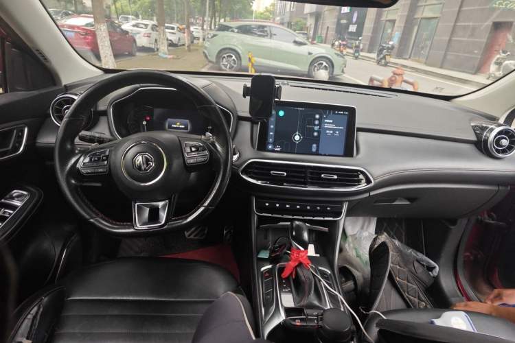 Used MG HS 2018 20T Automatic Two-Wheel Drive Hormone Passion Edition China V Standard Center Console