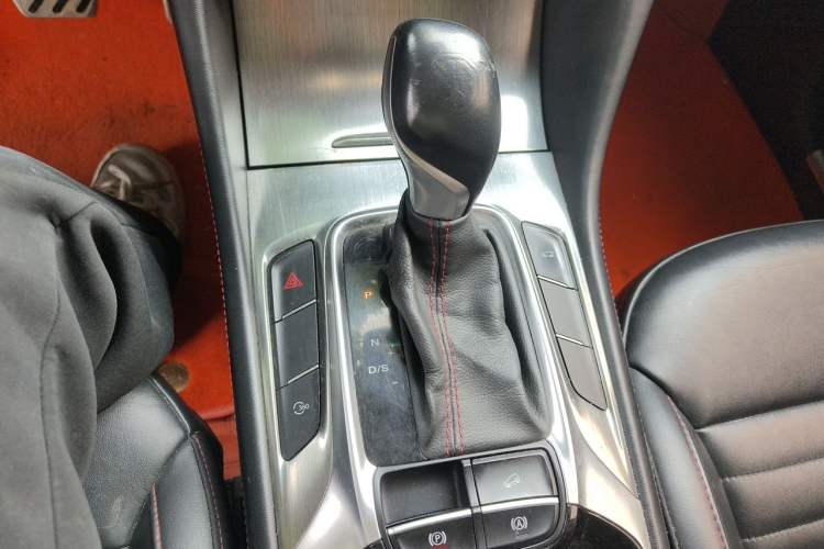 Used MG HS 2018 20T Automatic Two-Wheel Drive Hormone Passion Edition China V Standard Gear Lever