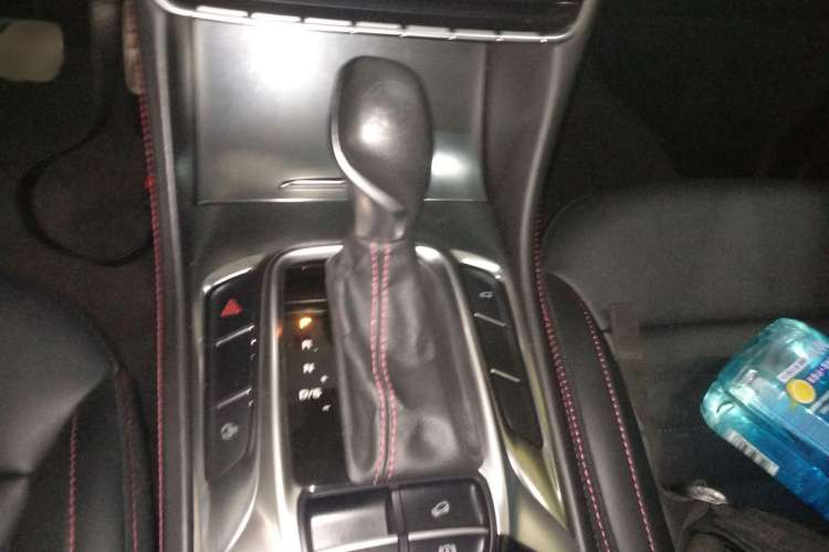Used MG HS 2018 20T Automatic Two-Wheel Drive Hormone Passion Edition China V Standard Gear Lever