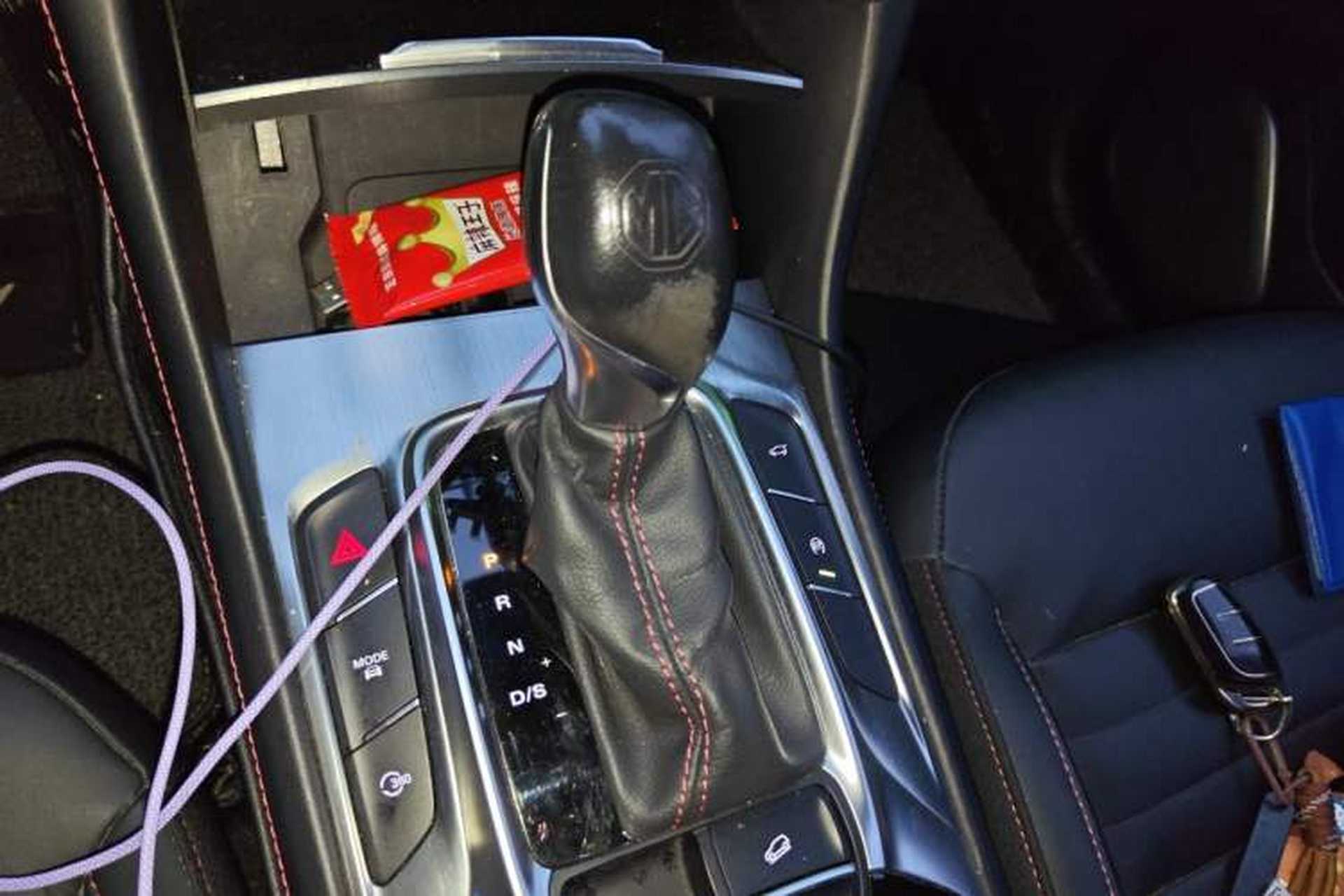 Used MG HS 2018 30T Automatic Two-Wheel Drive Trophy Edition—High-Octane V-Model Gear Lever