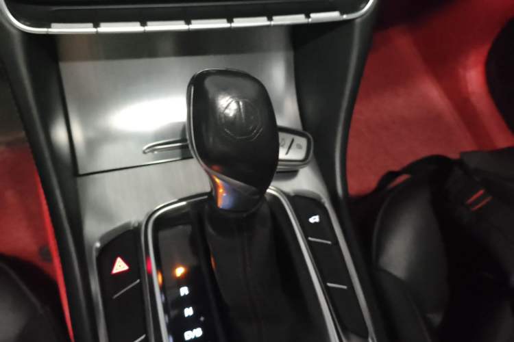 Used MG HS 2018 20T Automatic Two-Wheel Drive Hormone Passion Edition China V Standard Gear Lever
