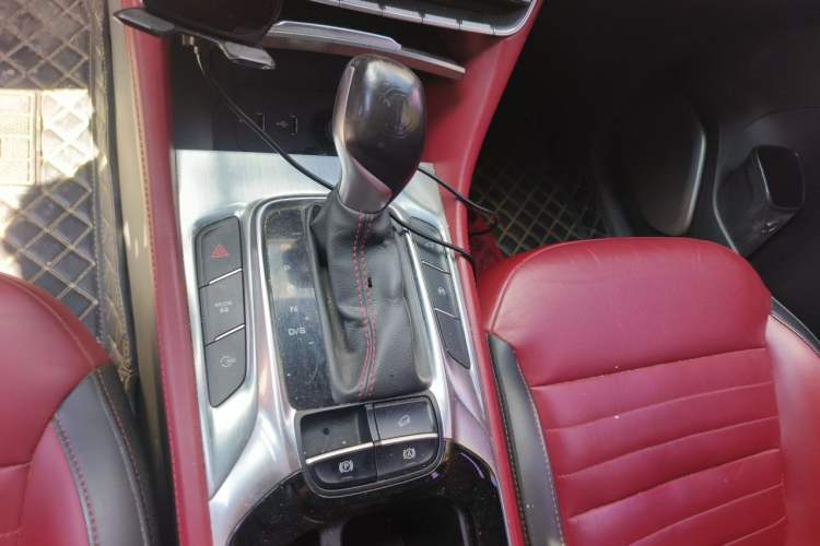 Used MG HS 2018 30T Automatic Two-Wheel Drive Trophy Edition—High-Octane V-Model Gear Lever