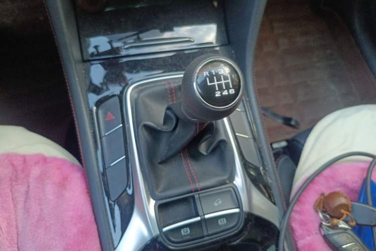 Used MG HS 2018 20T Manual Two-Wheel Drive Hormone-Driven Edition China V Standard Gear Lever