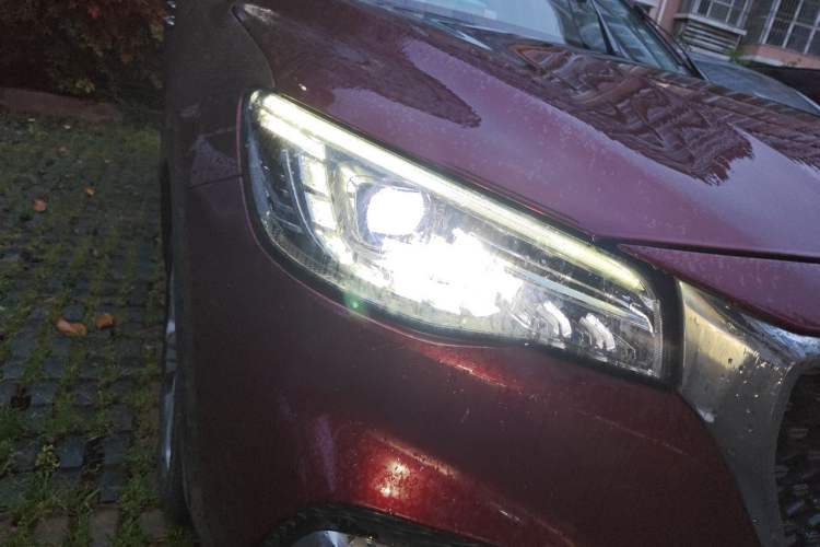 Used MG HS 2018 30T Automatic Two-Wheel Drive Trophy Edition—High-Octane V-Model Right Front Headlight