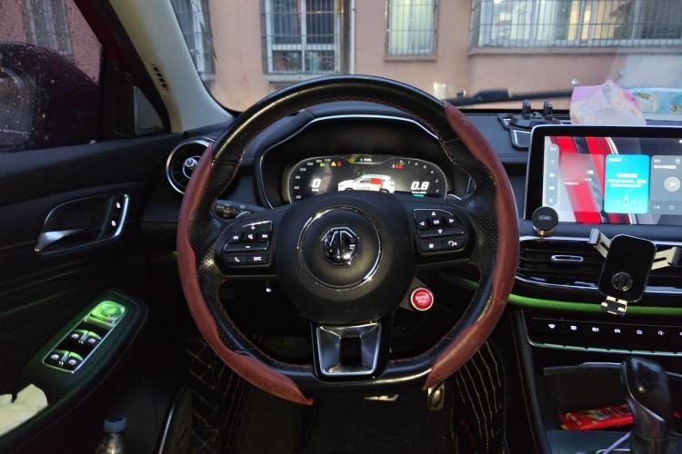 Used MG HS 2018 30T Automatic Two-Wheel Drive Trophy Edition—High-Octane V-Model Steering Wheel