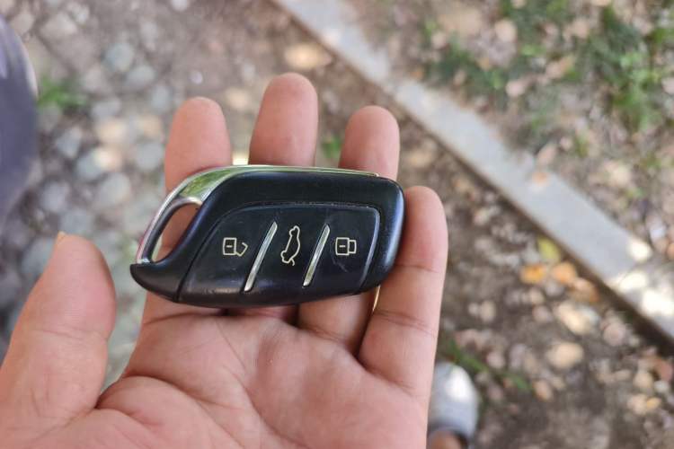 Used MG HS 2018 30T Automatic Two-Wheel Drive Trophy Edition—High-Octane V-Model Vehicle Key