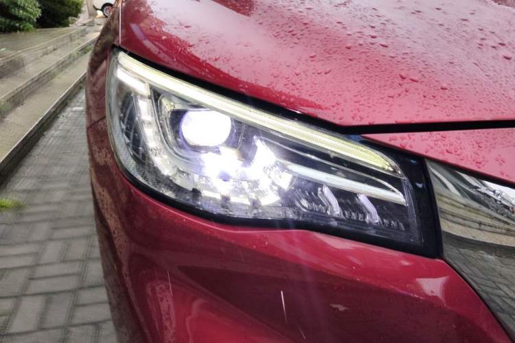 Used MG HS 2018 30T Automatic Two-Wheel Drive Trophy Edition—High-Octane V-Model Right Front Headlight