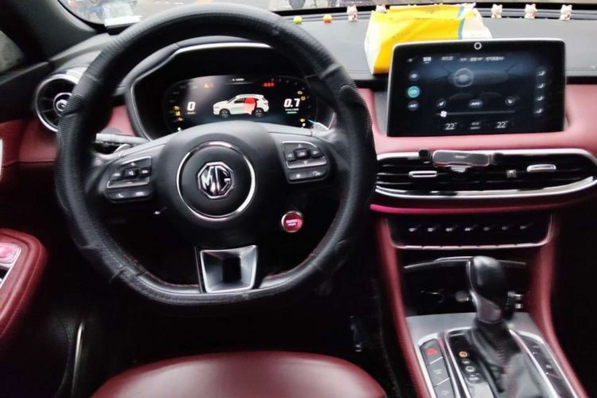 Used MG HS 2018 30T Automatic Two-Wheel Drive Trophy Edition—High-Octane V-Model Steering Wheel