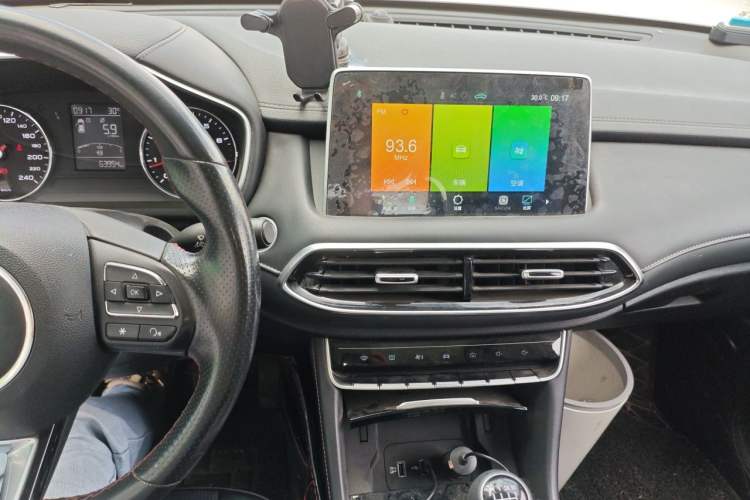 Used MG HS 2018 20T Manual Two-Wheel Drive Hormone-Driven Edition China V Standard Audio And AC Panel