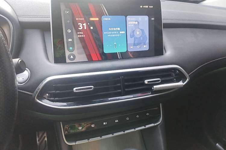 Used MG HS 2018 30T Automatic Two-Wheel Drive Trophy Edition—High-Octane V-Model Audio And AC Panel