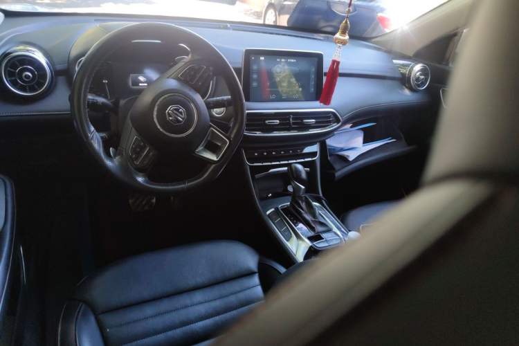 Used MG HS 2018 20T Automatic Two-Wheel Drive Hormone Passion Edition China V Standard Center Console