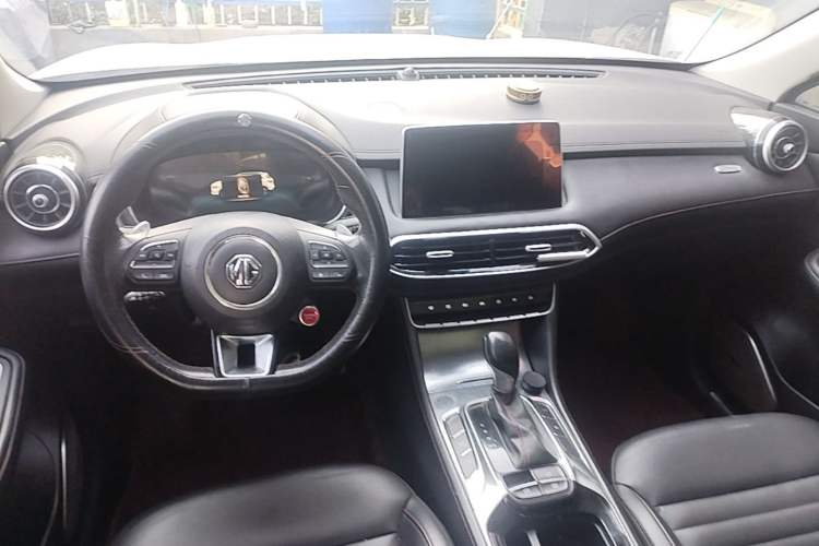 Used MG HS 2018 30T Automatic Two-Wheel Drive Trophy Edition—High-Octane V-Model Center Console