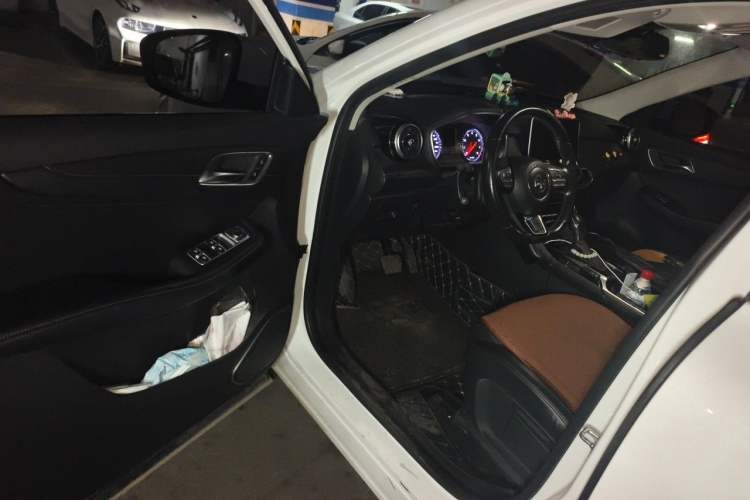 Used MG HS 2018 20T Automatic Two-Wheel Drive Hormone Dynamic Edition China V Standard Driver Seat