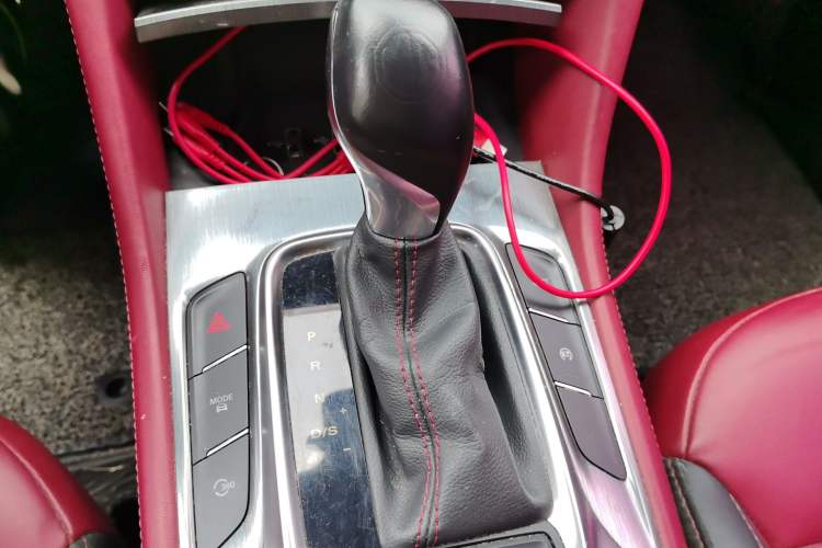 Used MG HS 2018 30T Automatic Two-Wheel Drive Trophy Edition—High-Octane V-Model Gear Lever
