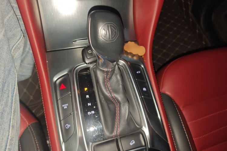 Used MG HS 2018 30T Automatic Two-Wheel Drive Trophy Edition—High-Octane V-Model Gear Lever