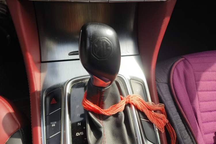 Used MG HS 2018 30T Automatic Two-Wheel Drive Trophy Edition—High-Octane V-Model Gear Lever