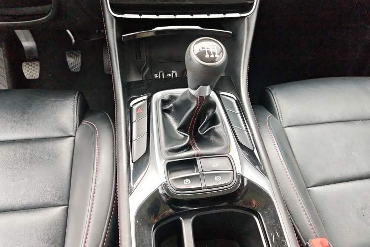 Used MG HS 2018 20T Manual Two-Wheel Drive Hormone-Driven Edition China V Standard Gear Lever