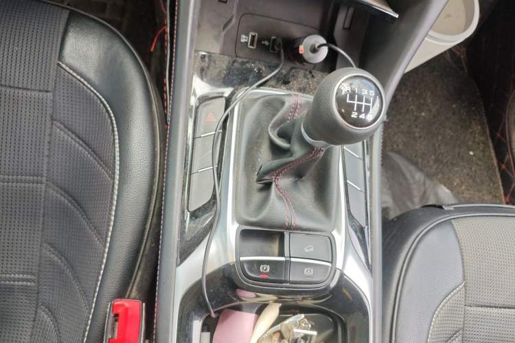 Used MG HS 2018 20T Manual Two-Wheel Drive Hormone-Driven Edition China V Standard Gear Lever