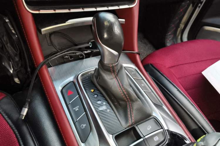 Used MG HS 2018 30T Automatic Two-Wheel Drive Trophy Edition—High-Octane V-Model Gear Lever