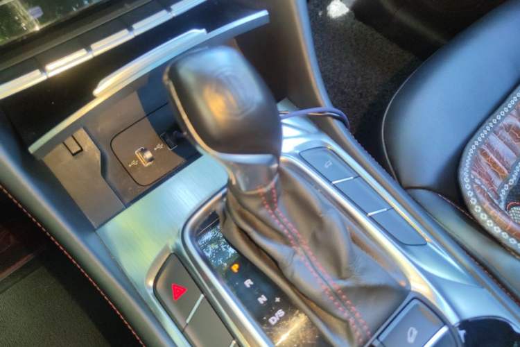 Used MG HS 2018 20T Automatic Two-Wheel Drive Hormone Passion Edition China V Standard Gear Lever