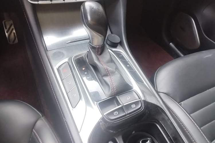 Used MG HS 2018 30T Automatic Two-Wheel Drive Trophy Edition—High-Octane V-Model Gear Lever