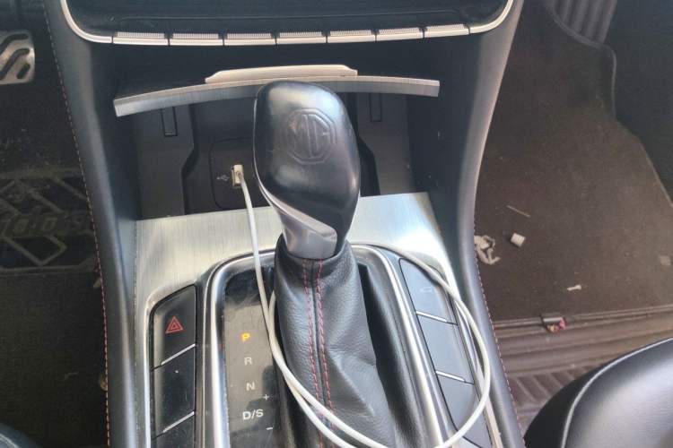 Used MG HS 2018 20T Automatic Two-Wheel Drive Hormone Passion Edition China V Standard Gear Lever