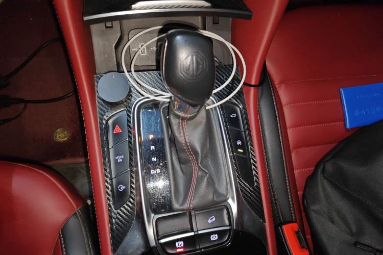 Used MG HS 2018 30T Automatic Two-Wheel Drive Trophy Edition—High-Octane V-Model Gear Lever
