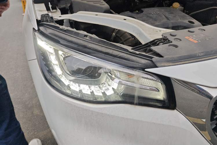 Used MG HS 2018 20T Automatic Two-Wheel Drive Hormone Dynamic Edition China V Standard Right Front Headlight