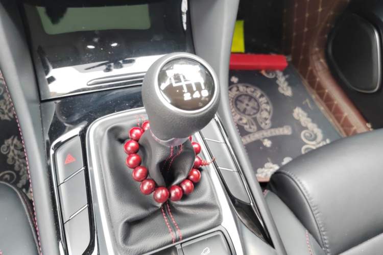 Used MG HS 2019 20T Manual Two-Wheel Drive Luxury Edition China VI Standard Gear Lever
