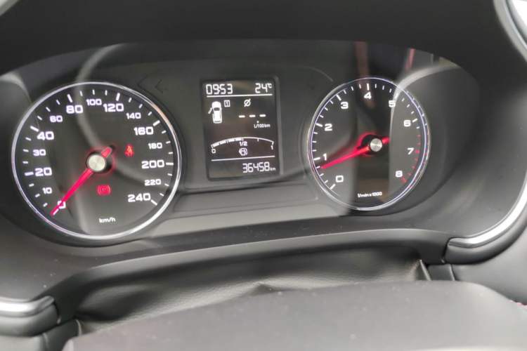 Used MG HS 2019 20T Manual Two-Wheel Drive Luxury Edition China VI Standard Odometer Close Up