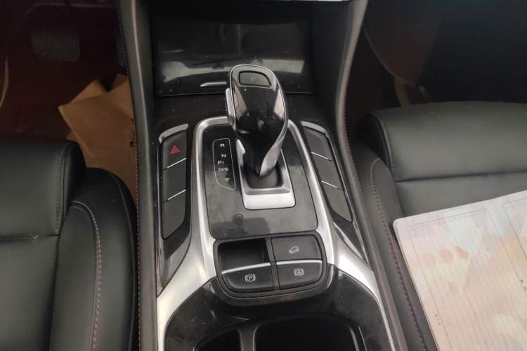 Used MG HS 2019 20T Automatic Two-Wheel Drive Luxury Edition China VI Standard Gear Lever