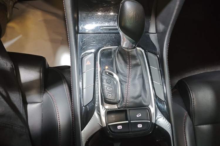 Used MG HS 2019 20T Automatic Two-Wheel Drive Luxury Edition China VI Standard Gear Lever