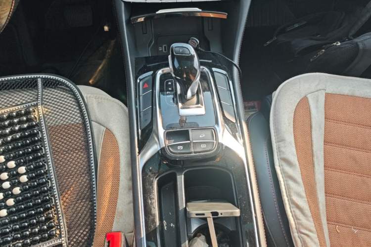 Used MG HS 2019 20T Automatic Two-Wheel Drive Luxury Edition China VI Standard Gear Lever