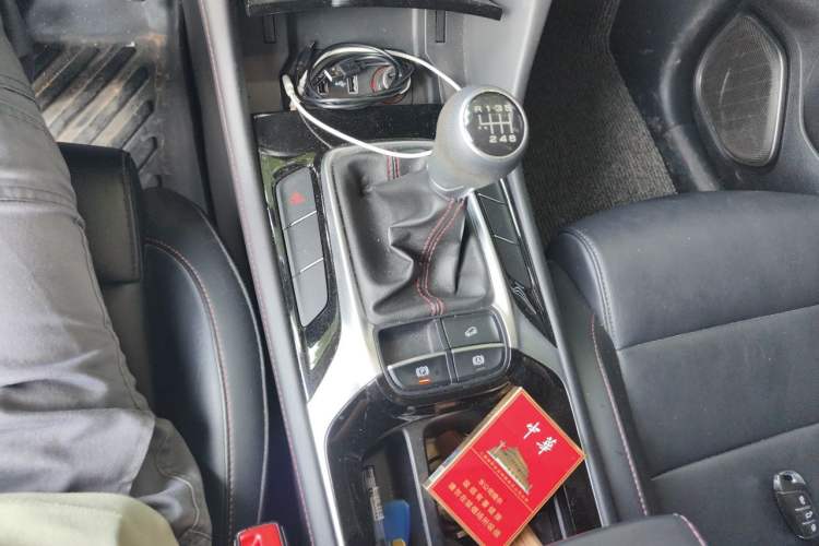 Used MG HS 2019 20T Manual Two-Wheel Drive Luxury Edition China VI Standard Gear Lever