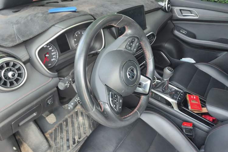 Used MG HS 2019 20T Manual Two-Wheel Drive Luxury Edition China VI Standard Steering Wheel