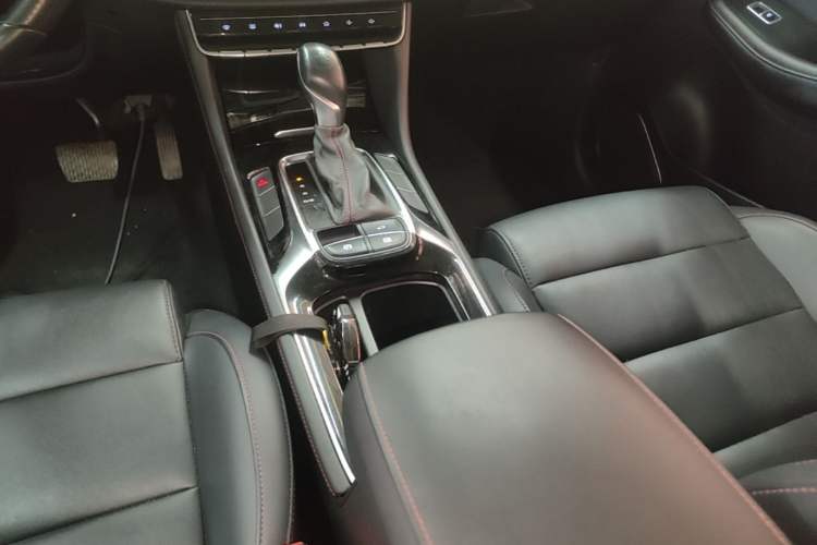 Used MG HS 2019 20T Automatic Two-Wheel Drive Luxury Edition China VI Standard Gear Lever