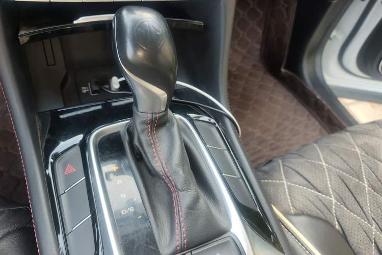 Used MG HS 2019 20T Automatic Two-Wheel Drive Luxury Edition China VI Standard Gear Lever