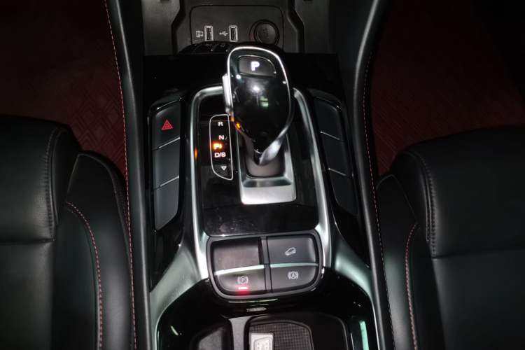 Used MG HS 2019 20T Automatic Two-Wheel Drive Luxury Edition China VI Standard Gear Lever