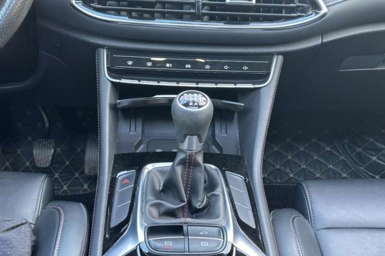 Used MG HS 2019 20T Manual Two-Wheel Drive Luxury Edition China VI Standard Interior 3