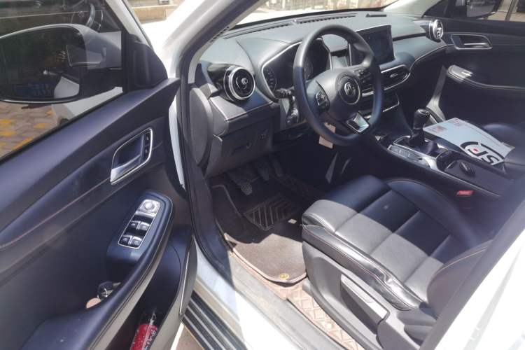 Used MG HS 2019 20T Manual Two-Wheel Drive Luxury Edition China VI Standard Interior 3