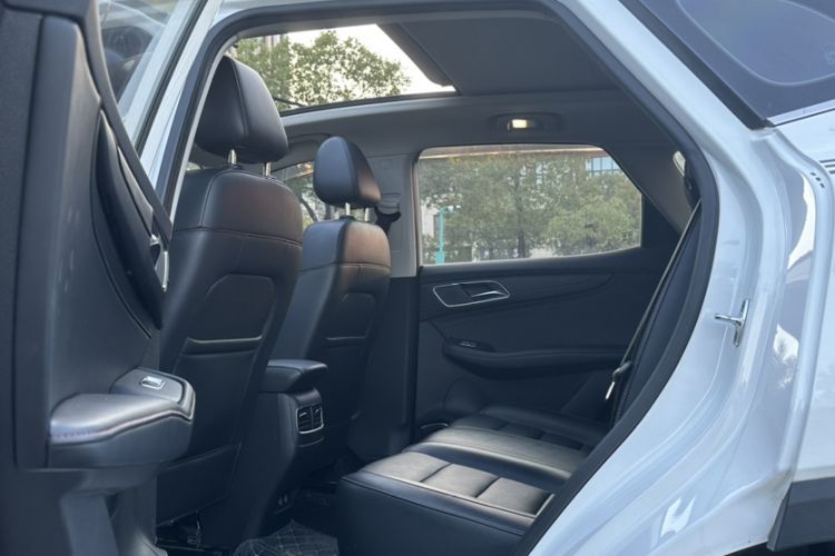 Used MG HS 2019 20T Manual Two-Wheel Drive Luxury Edition China VI Standard Interior 5
